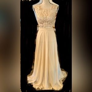 NWOT!! Beautiful, off-white prom/wedding dress